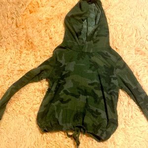 Long sleeve camo crop top